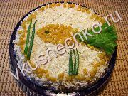 приготовление блюд из кукурузы: пошаговый рецепт Слоеный салат *Золотая рыбка* с фото